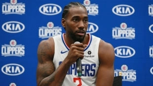 Kawhi Leonard en una rueda de prensa con Los Angeles Clippers.