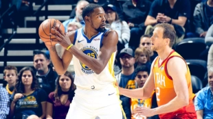 Kevin Durant lo intenta ante Joe Ingles.
