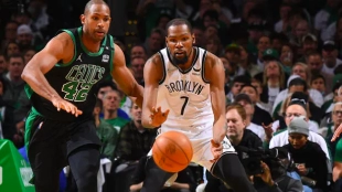 Kevin Durant, junto a Al Horford, en el Nets-Celtics.