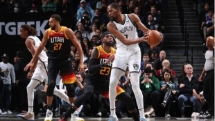 Kevin Durant, junto a Rudy Gobert, en un Jazz-Nets. 
