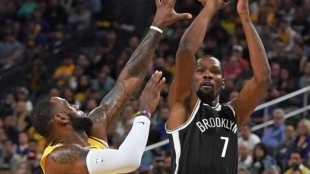 Kevin Durant y LeBron James, en un Lakers-Nets de la pasada temporada.