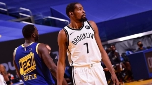 Bam Adebayo, jugador de Miami Heat, y Kevin Durant, jugador de Brooklyn Nets.