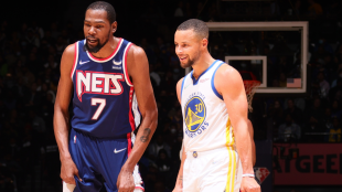 Kevin Durant y Stephen Curry, en un Warriors-Nets. 