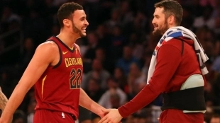 Kevin Love junto a Larry Nance Jr, ahora jugador de Portland Trail Blazers.