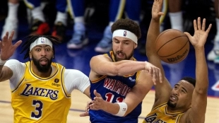 Klay Thompson, ante Anthony Davis, en un Lakers-Warriors. 