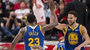 Klay Thompson, junto a Draymond Green, en un partido de Golden State Warriors.