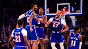 Los jugadores de los Knicks celebran el triunfo.
