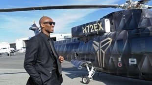 Kobe Bryant, junto a su helicóptero.