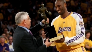 Kobe Bryant, recibiendo el MVP de la temporada de las manos de David Stern.