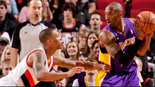 Kobe Bryant, ante Damian Lillard, en un Lakers-Blazers.