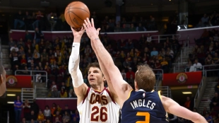 Kyle Korver lanza ante Joe Ingles.