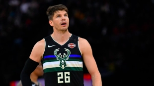Kyle Korver, con la camiseta de Milwaukee Bucks.