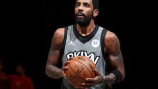 Kyrie Irving con el balón "Foto: NBA.com"