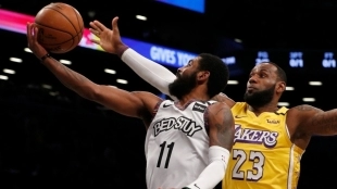 Kyrie Irving, frente a LeBron James, en un Lakers-Nets. 