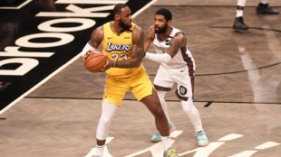 Kyrie Irving, frente a LeBron James, en un Lakers-Nets. 