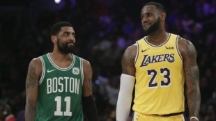 Kyrie Irving y LeBron James en un Lakers-Celtics de esta temporada.