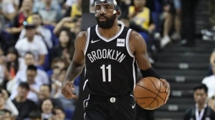 Irving jugó enmascarado, pero fue golpeado y debió salir. Foto: nba.com