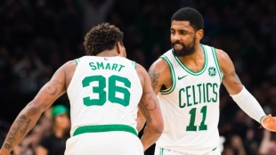 Kyrie Irving celebra una canasta junto a Marcus Smart.