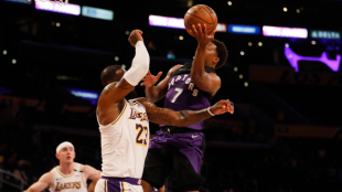 Lowry frente a LeBron James, en el Lakers-Raptors de la pasada madrugada.