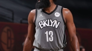 James Harden en un partido con los Brooklyn Nets.