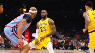 LeBron James intenta un bloqueo para Kuzma.