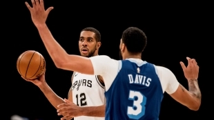 LaMarcus Aldridge, atacando a Anthony Davis.