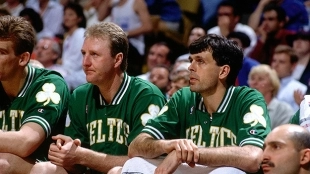 Larry Bird y Kevin McHale, en el banquillo de los Celtics. 