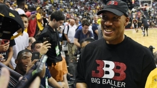 LaVar Ball, siendo entrevistado tras un partido.