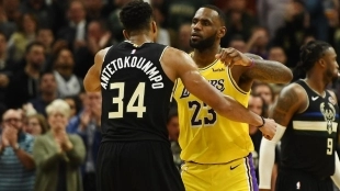 LeBron James y Giannis Antetokounmpo en un Lakers-Bucks.