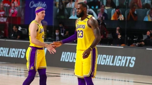 LeBron James y Alex Caruso, en el Lakers-Rockets.