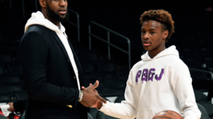 LeBron James posa con su hijo "Foto: NY Times"