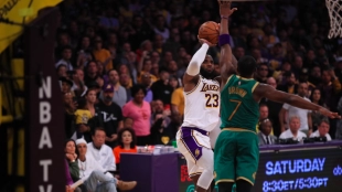 LeBron James, anotando la canasta decisiva en el Lakers-Celtics.