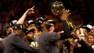 LeBron James alza su tercer trofeo de campeón de la NBA