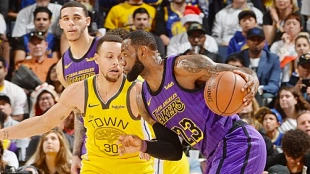 LeBron James, ante Stephen Curry en un Lakers-Warriors.
