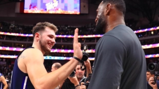 LeBron James y Luka Doncic se saludan tras el partido de ayer.