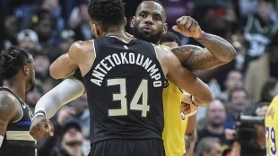 LeBron James, junto a Giannis Antetokounmpo en un Bucks-Lakers.
