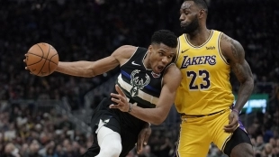 Giannis Antetokounmpo, ante LeBron James en un Lakers-Bucks.