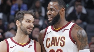 Jose Calderón, junto a LeBron James, en los Cavs.