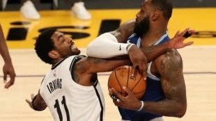 LeBron James frente a Kyrie Irving en un Nets-Lakers.
