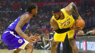 LeBron James, frente a Kawhi Leonard.