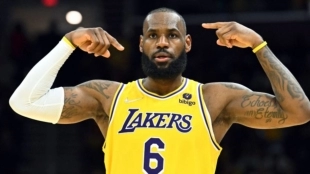 LeBron James podría ampliar su contrato este verano. 