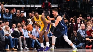 Luka Doncic, defendiendo a LeBron James. 