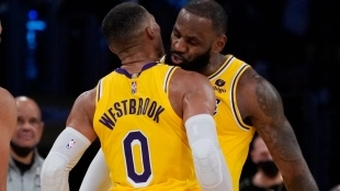 LeBron James, junto a Russell Wesbrook, compañeros en Los Angeles Lakers.