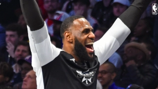 LeBron James celebra la victoria de los suyos.