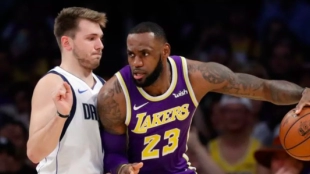 LeBron ataca a Doncic durante un Lakers-Mavs.