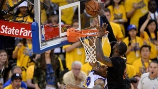 El mítico tapón de LeBron James a Andre Iguodala en las Finales de 2016.