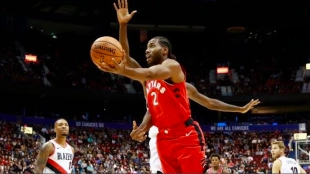 Leonard, atacando la canasta ante los Blazers.