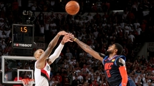 Lillard se eleva para el triple final. Foto: nba.com