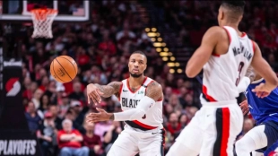 Lillard conecta con McCollum en el duelo ante los Blazers.