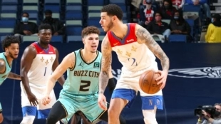 LaMelo Ball frente a Lonzo Ball en un Pelicans-Hornets de la presente temporada. 